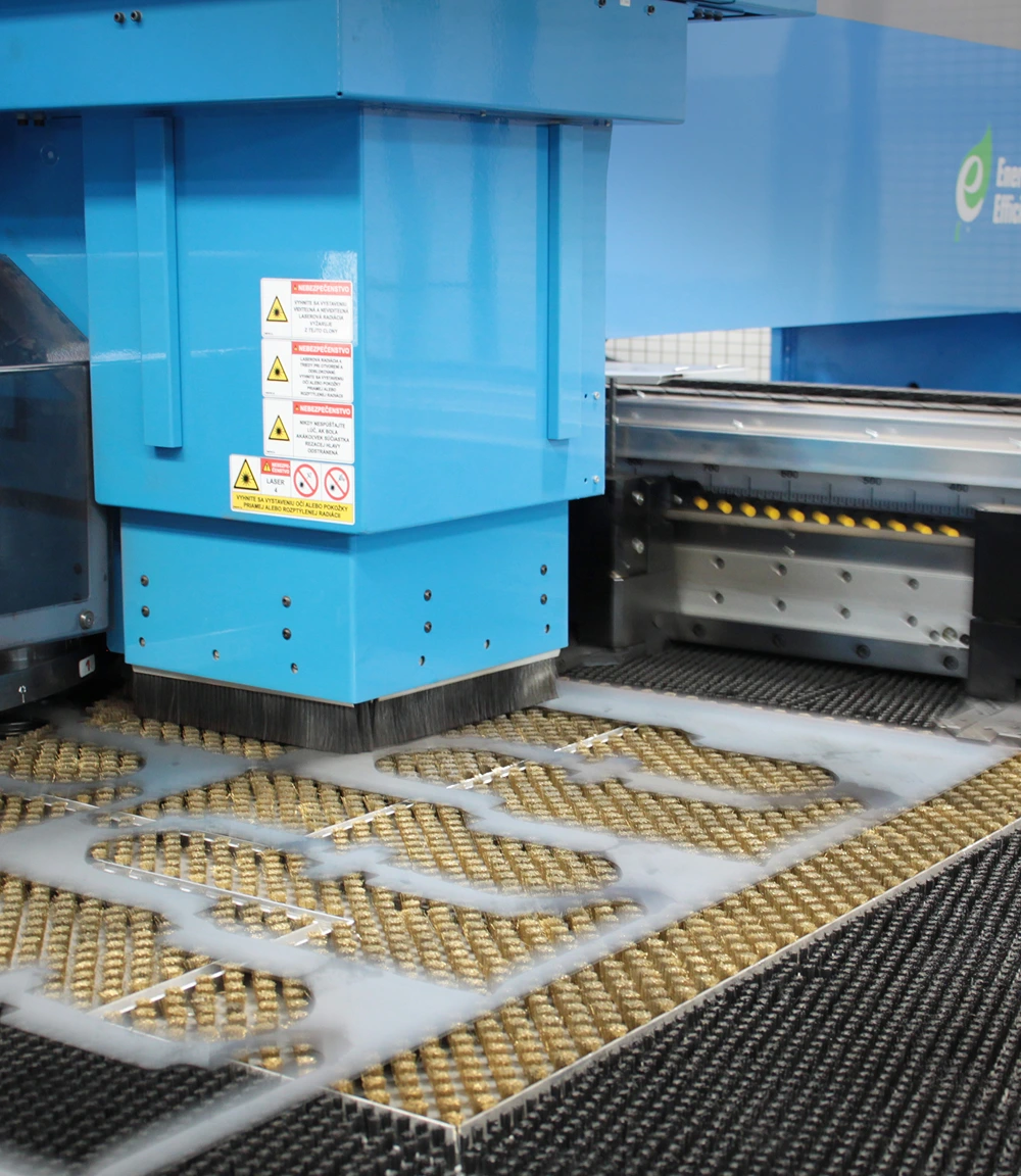 Proces vysekávania plechov