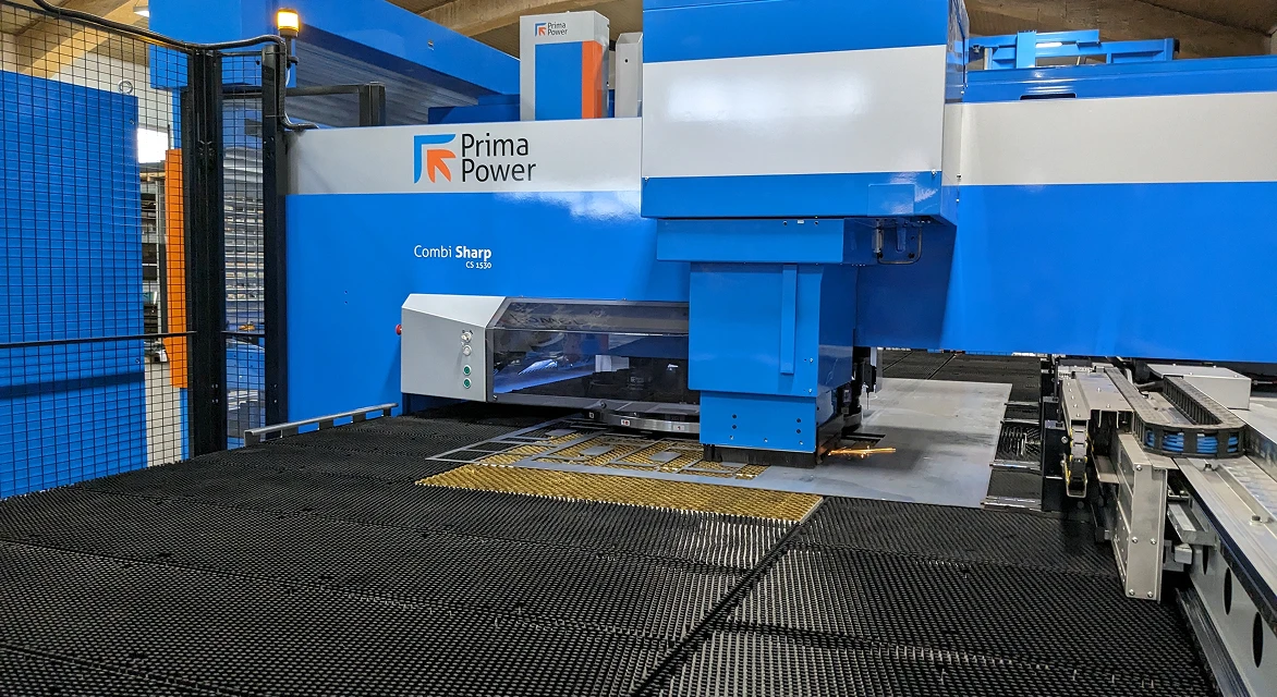 CNC servoelektrický dierovací lis kombinovaný s laserom od prima power